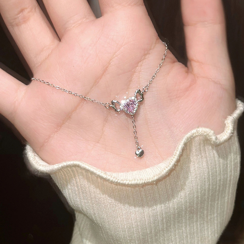 Pink diamond heart-shaped bracelet for women, a light luxury and fashionable fashion with hollowed-out angel wings, heart-shaped zircon, and a trendy new style of jewelry details Picture