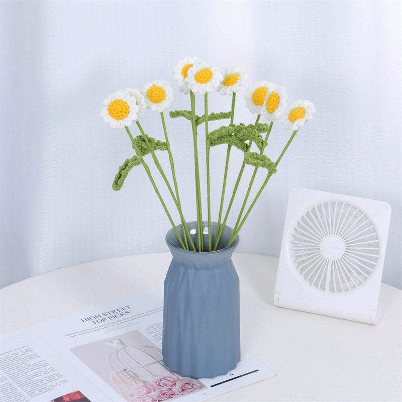 Hand-woven Daisy bouquets are versatile for home desktop decoration. Wholesale of chamomile artificial flowers crochet with woolen yarn