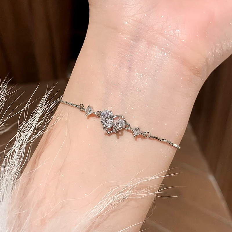 Wholesale of 2024 new asymmetrical diamond-encrusted heart-shaped bracelet for women, a fashionable, niche and high-end pull handle bracelet Application Scenario