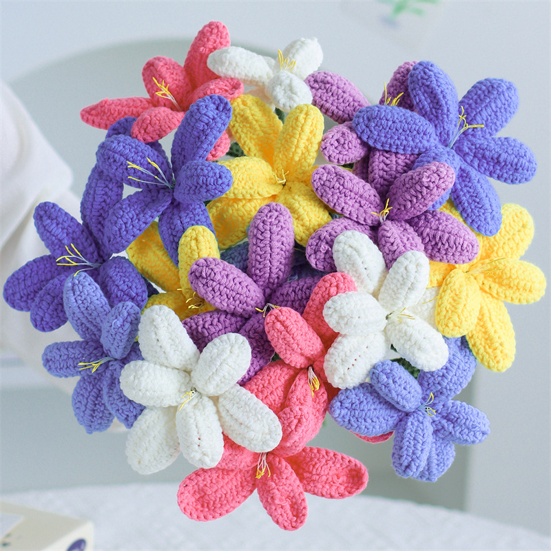 Crocheted tulip simulation flowers, finished woven flowers, table decorations, festival gifts for couples and best friends, bouquets of flowers Application Scenario