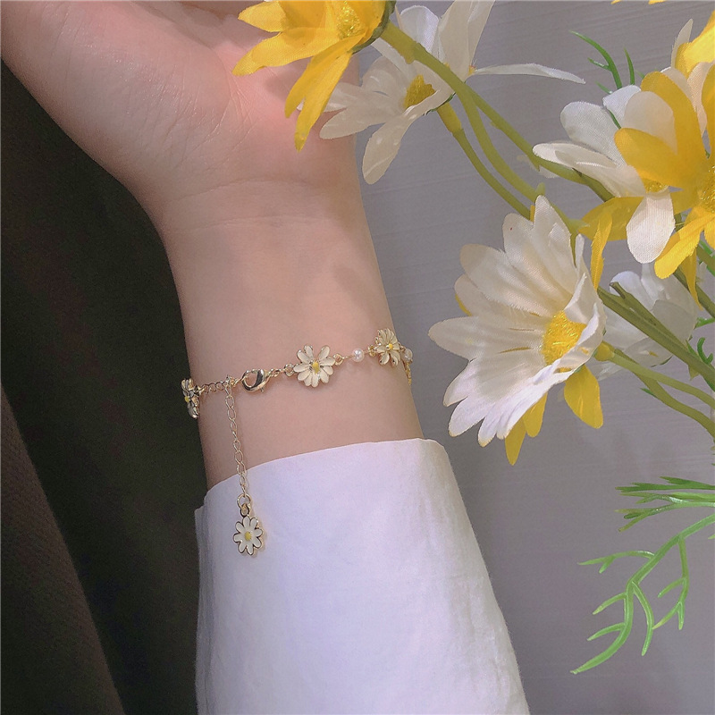 Wholesale of Japanese and Korean fresh sunflower bracelets for women, small daisies, simple ins accessories, the same style as Internet celebrities, factory direct sales details Picture