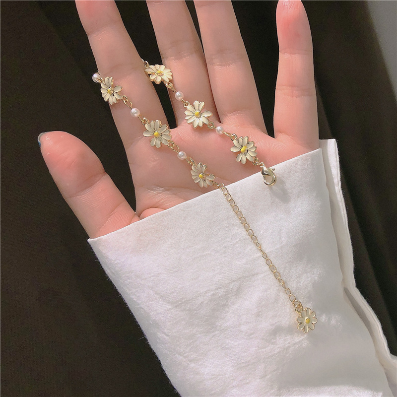 Wholesale of Japanese and Korean fresh sunflower bracelets for women, small daisies, simple ins accessories, the same style as Internet celebrities, factory direct sales Application Scenario
