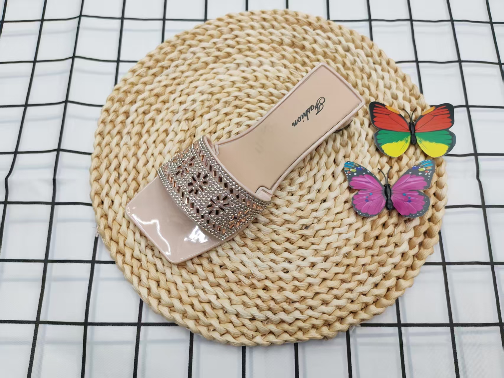 2025 Children's Summer Fashion French rhinestone one-shoulder thick-heeled Children's Slippers details Picture