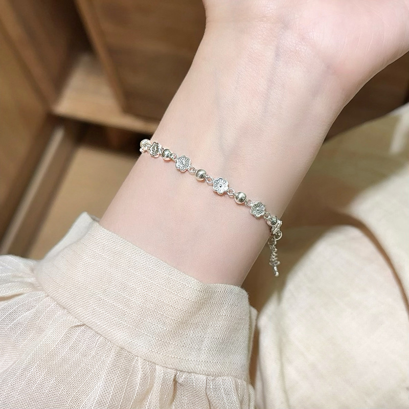 Xiaotao Zhuozhuo bracelet, with a light luxury and high-end feel, is fashionable and exquisite. A peach blossom gift for your girlfriend, elegant and versatile, simple jewelry wholesale