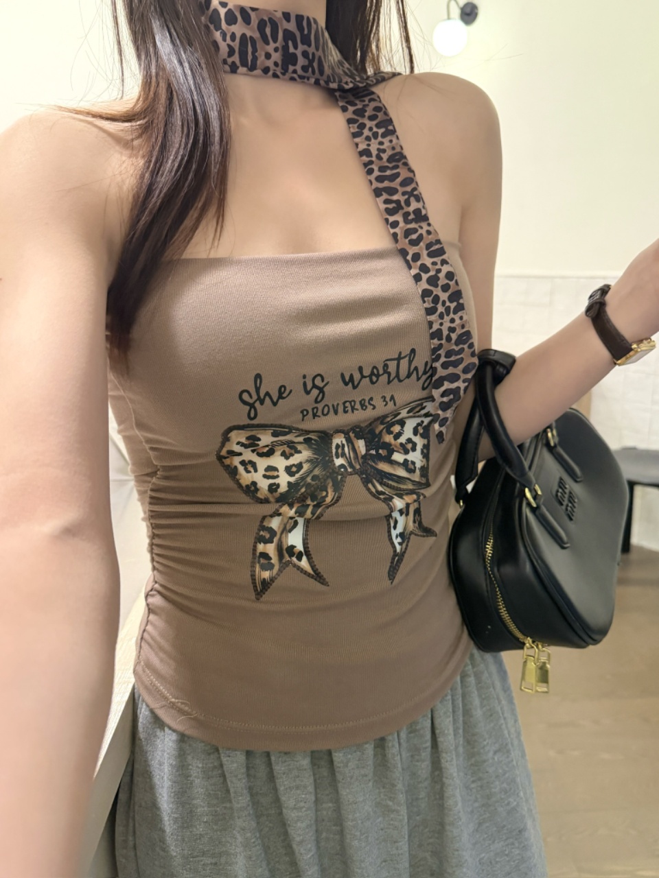 A new Korean-style anti-aging bow print halter top for women, with a unique design sense, is loose and slimming, and is a versatile top that is trendy details Picture