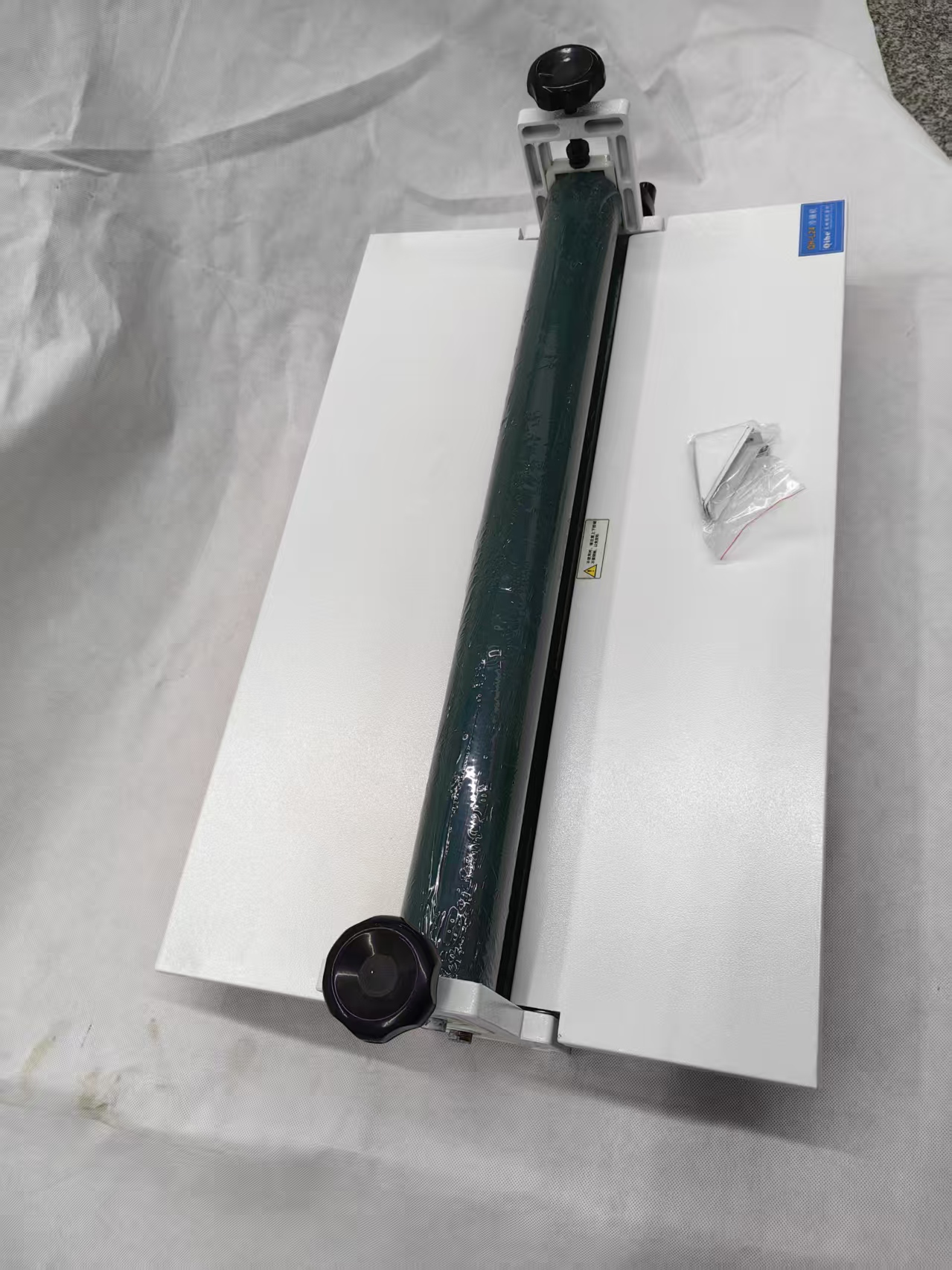 QH-LJ24 manual cold mounting machine 650mm wide picture, photo, calligraphy and painting cold pressing mounting machine with small stock available for promotion pic 3