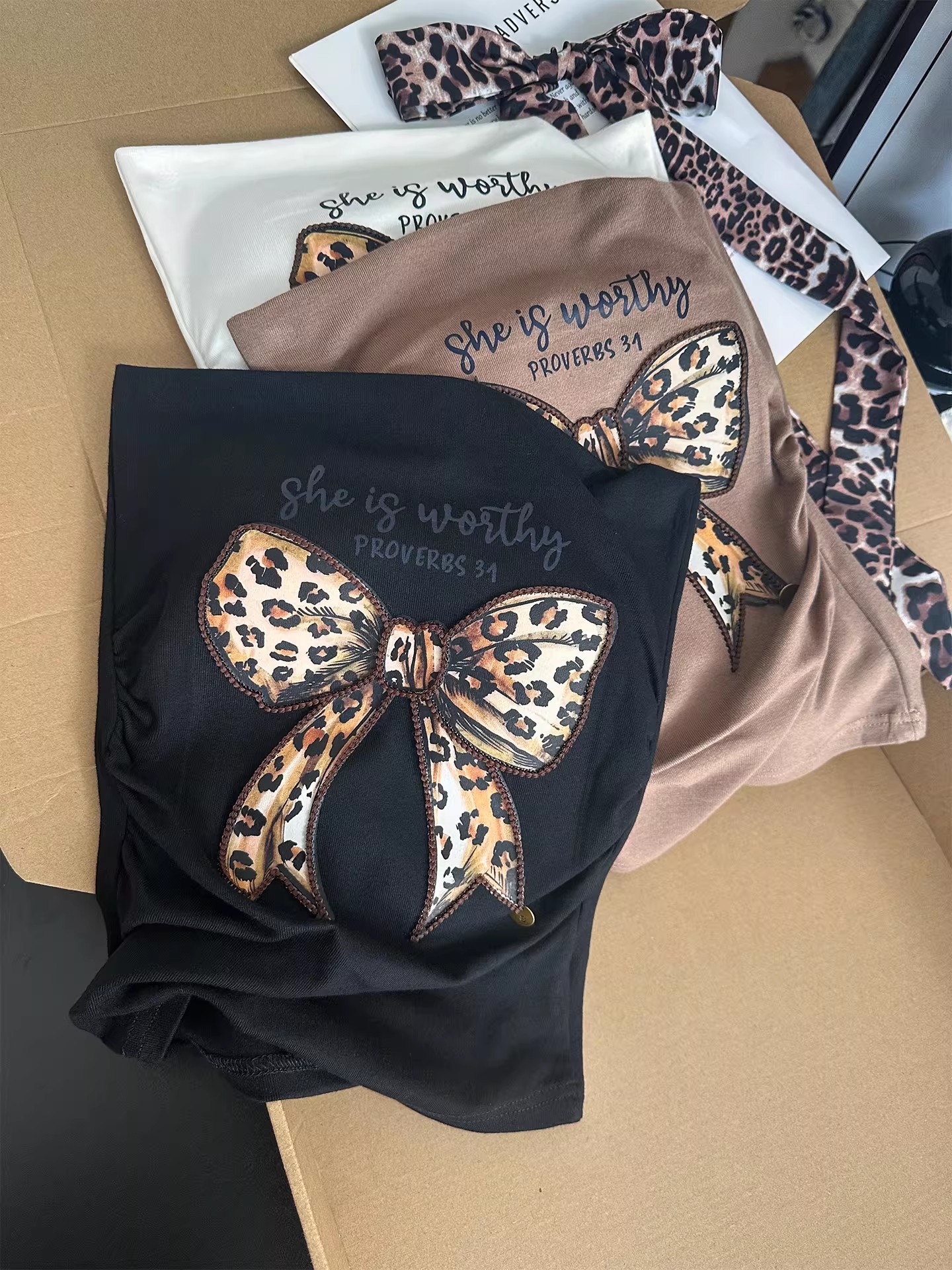 A new Korean-style anti-aging bow print halter top for women, with a unique design sense, is loose and slimming, and is a versatile top that is trendy pic 1