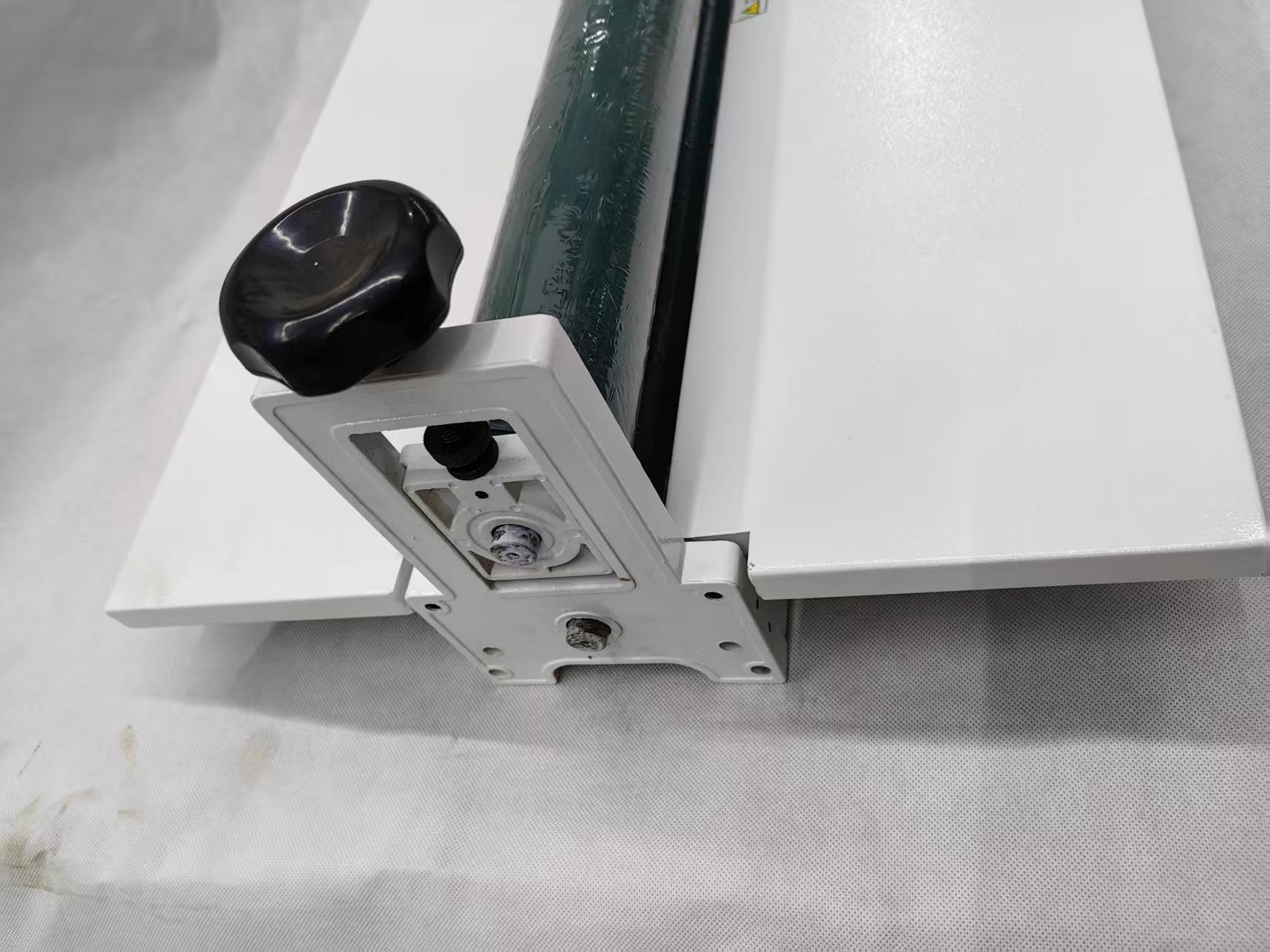 QH-LJ24 manual cold mounting machine 650mm wide picture, photo, calligraphy and painting cold pressing mounting machine with small stock available for promotion pic 5