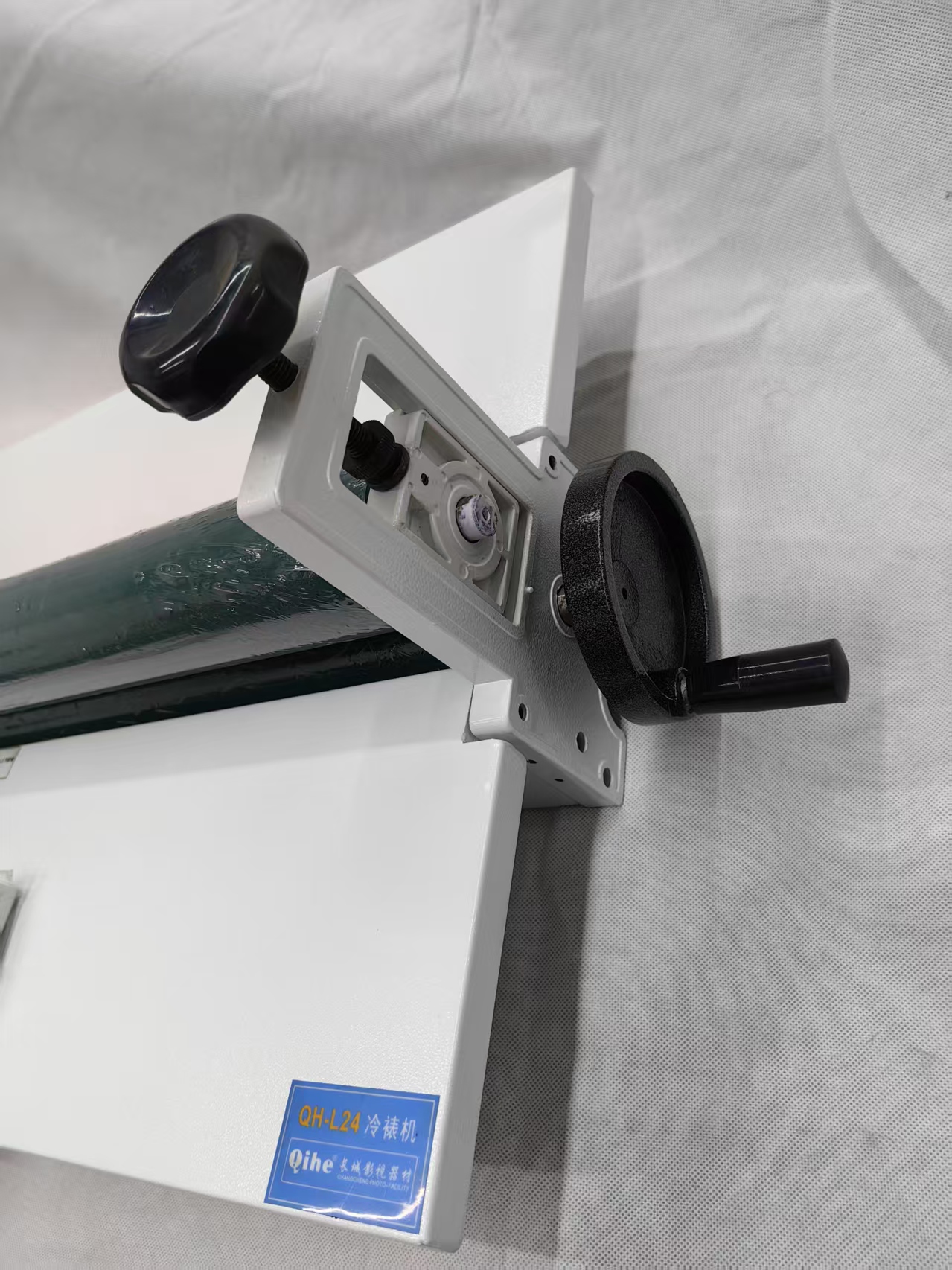 QH-LJ24 manual cold mounting machine 650mm wide picture, photo, calligraphy and painting cold pressing mounting machine with small stock available for promotion pic 6