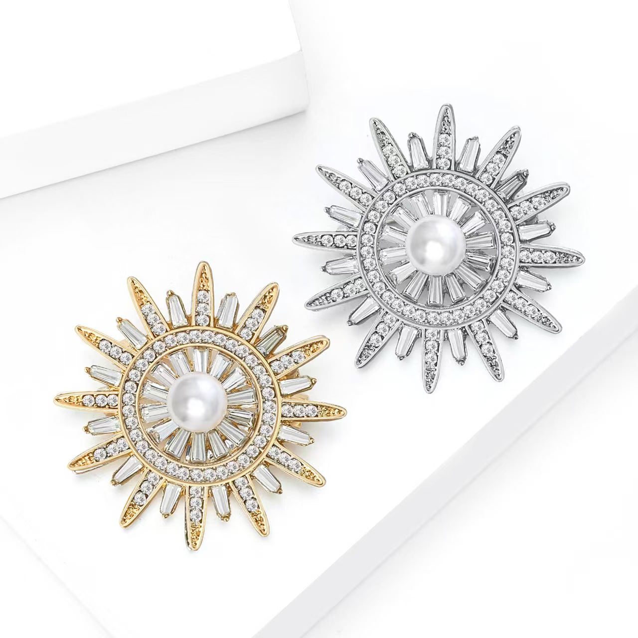 New European and American creative water diamond pearl sun brooch, versatile and elegant ladies' suit sweater brooch accessory pin
