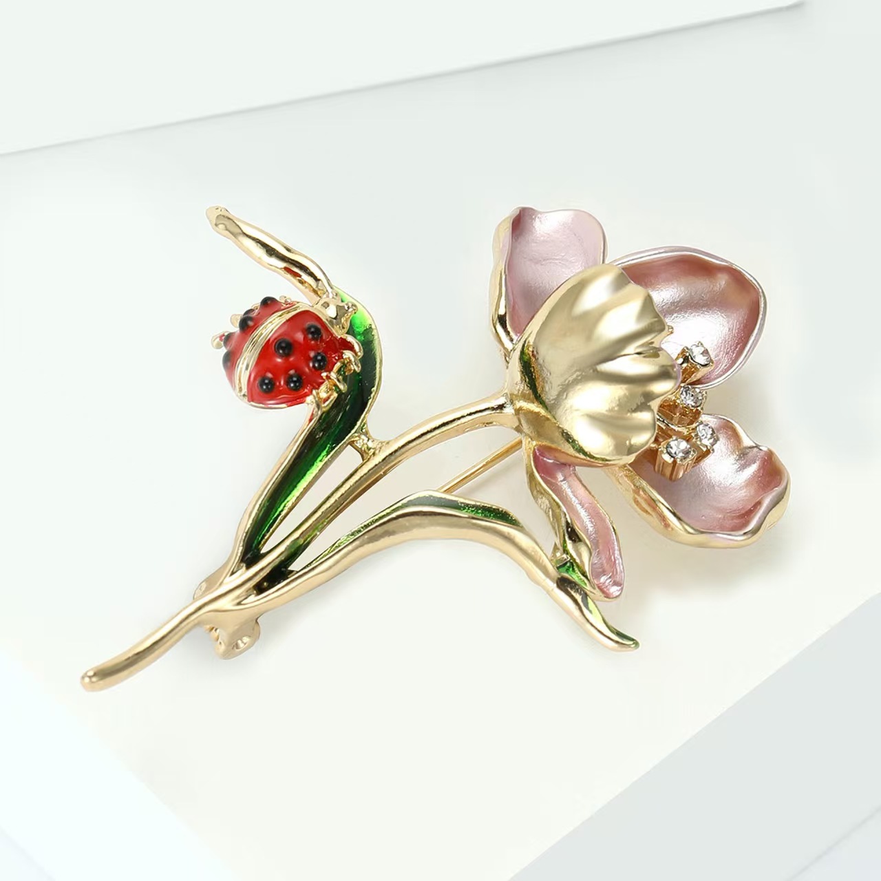Chinese-style fashionable water diamond enamel ladybug lotus brooch, high-end and exquisite ladies' coat, corsage accessory, plant