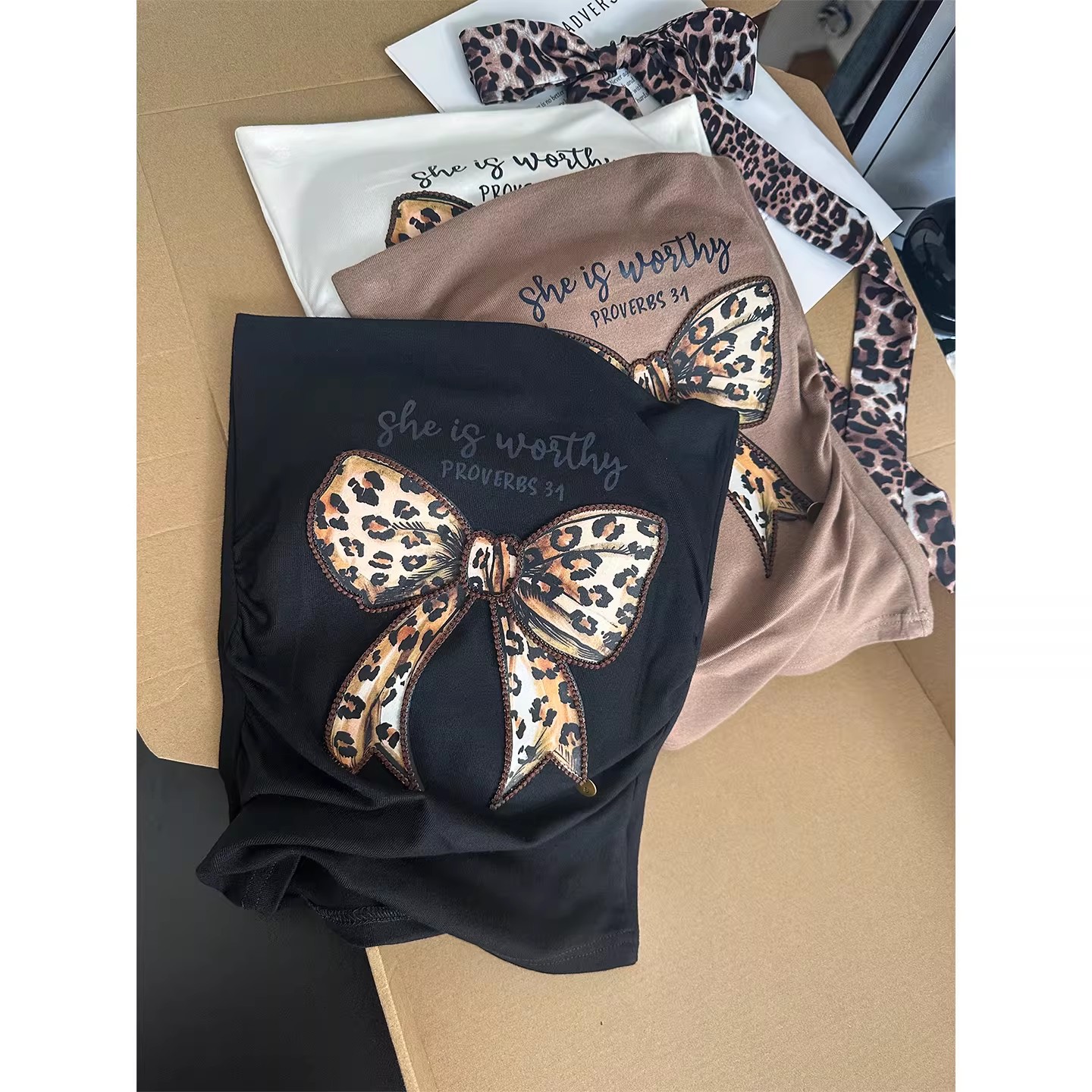 A new Korean-style anti-aging bow print halter top for women, with a unique design sense, is loose and slimming, and is a versatile top that is trendy Application Scenario