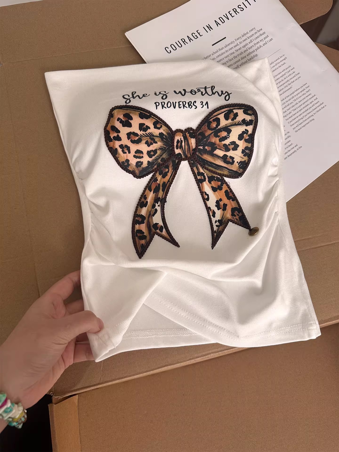 A new Korean-style anti-aging bow print halter top for women, with a unique design sense, is loose and slimming, and is a versatile top that is trendy pic 3