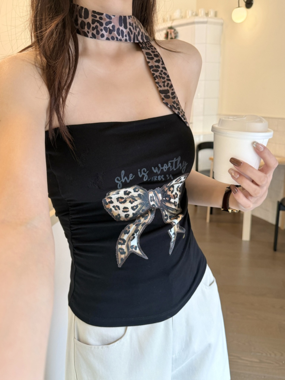 A new Korean-style anti-aging bow print halter top for women, with a unique design sense, is loose and slimming, and is a versatile top that is trendy