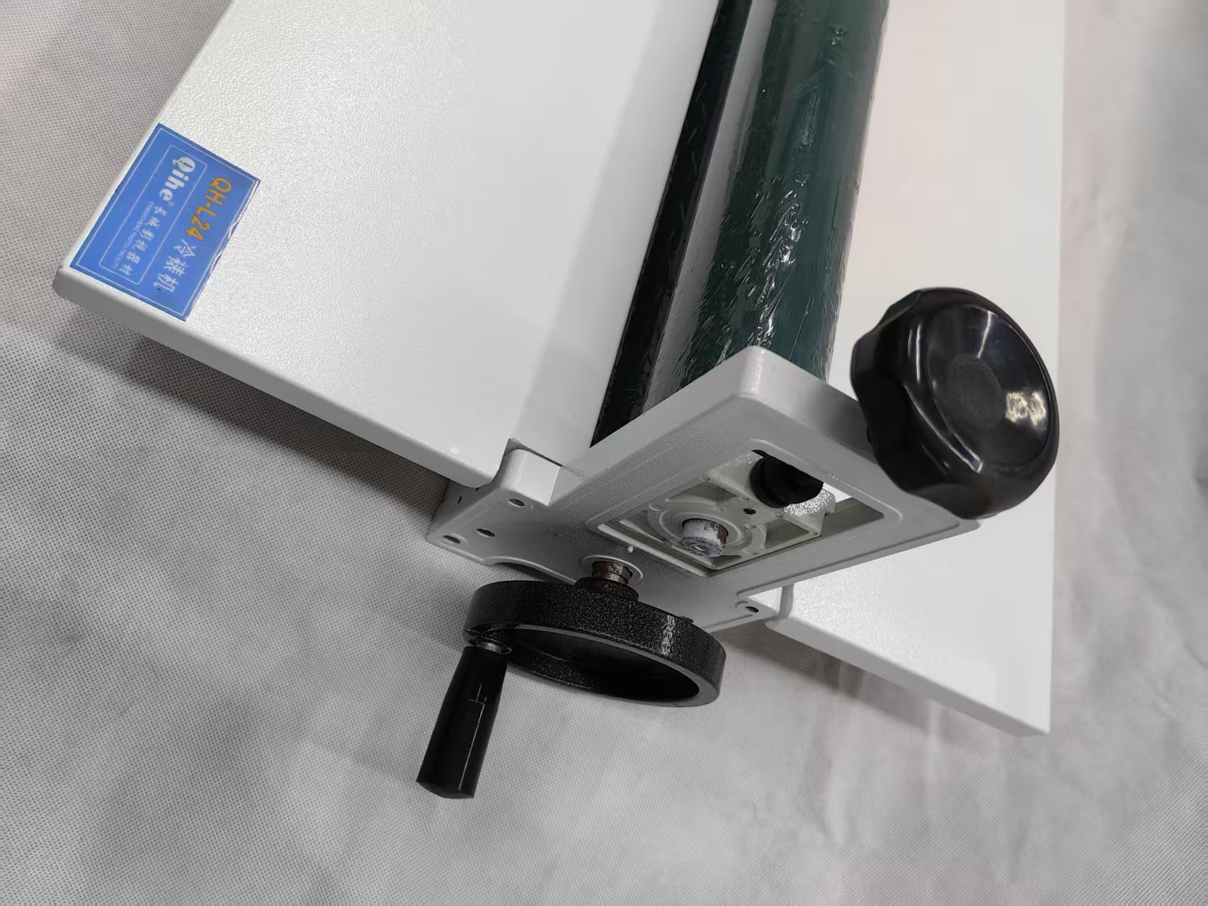 QH-LJ24 manual cold mounting machine 650mm wide picture, photo, calligraphy and painting cold pressing mounting machine with small stock available for promotion pic 4