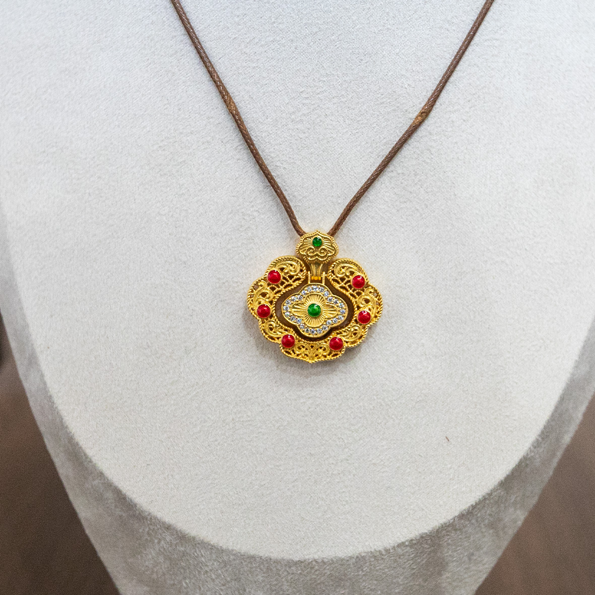 Gold gemstone inlaid pendant, gold wrapped in silver, court gold hollowed-out pattern brocade ruyi lock silver jewelry accessory, auspicious cloud bringing good fortune gold enamel pendant Specification image
