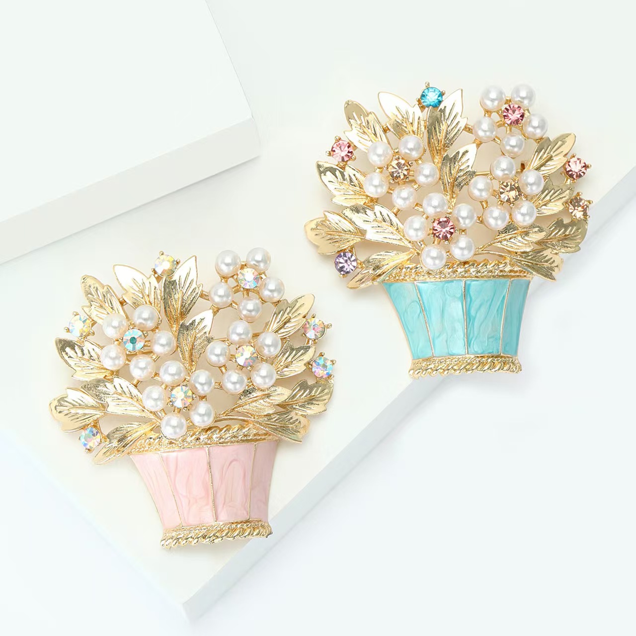 New fashionable and exquisite alloy enamel flower basket brooch, a niche and versatile women's suit cardigan brooch accessory