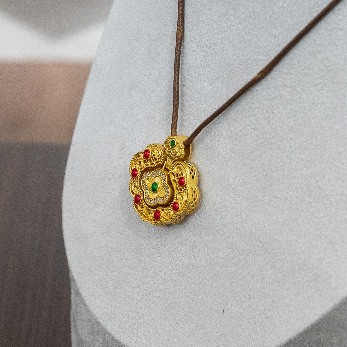 Gold gemstone inlaid pendant, gold wrapped in silver, court gold hollowed-out pattern brocade ruyi lock silver jewelry accessory, auspicious cloud bringing good fortune gold enamel pendant details Picture