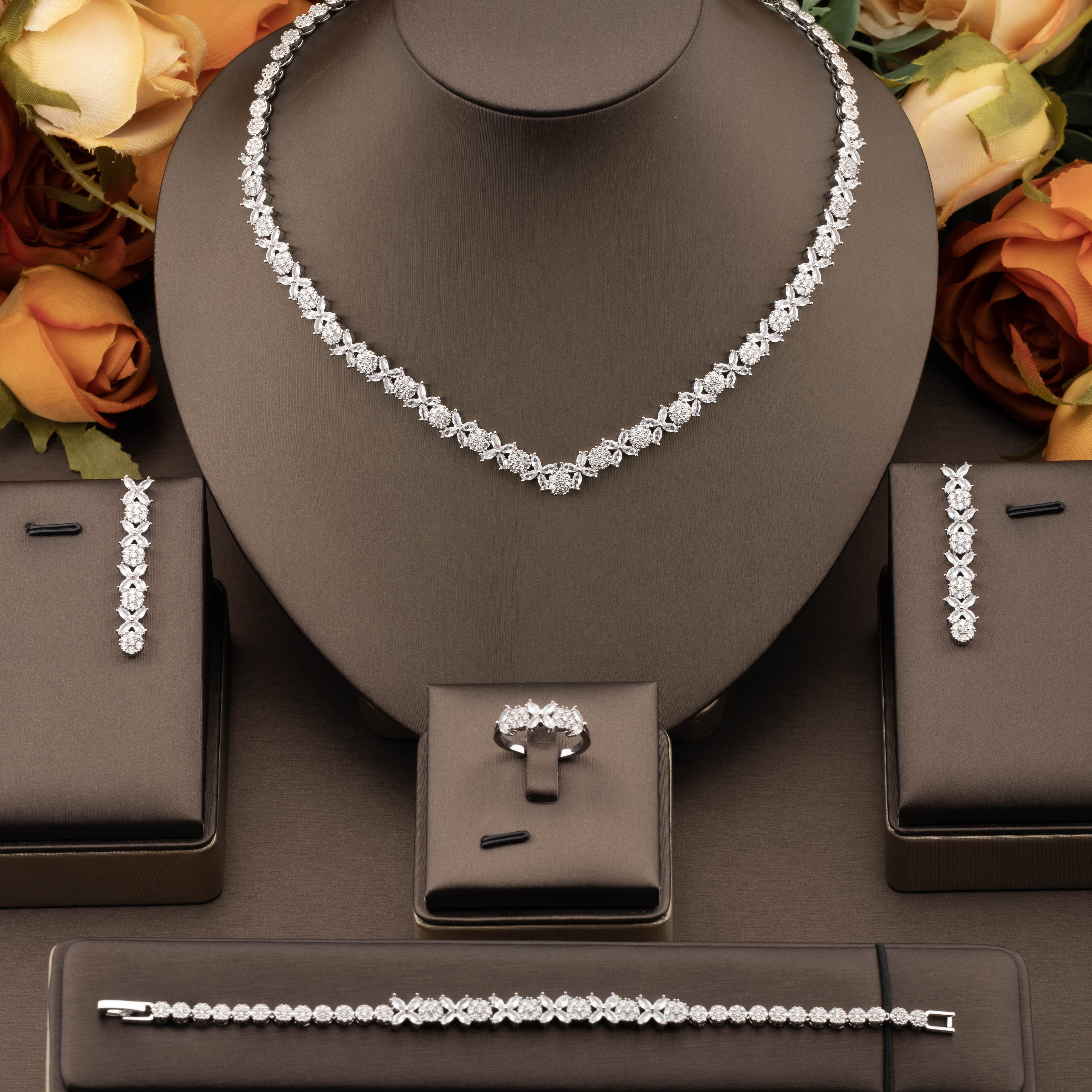 A luxurious and elegant cubic zirconia small four-leaf clover jewelry set is suitable for ladies to wear at their weddings pic 1