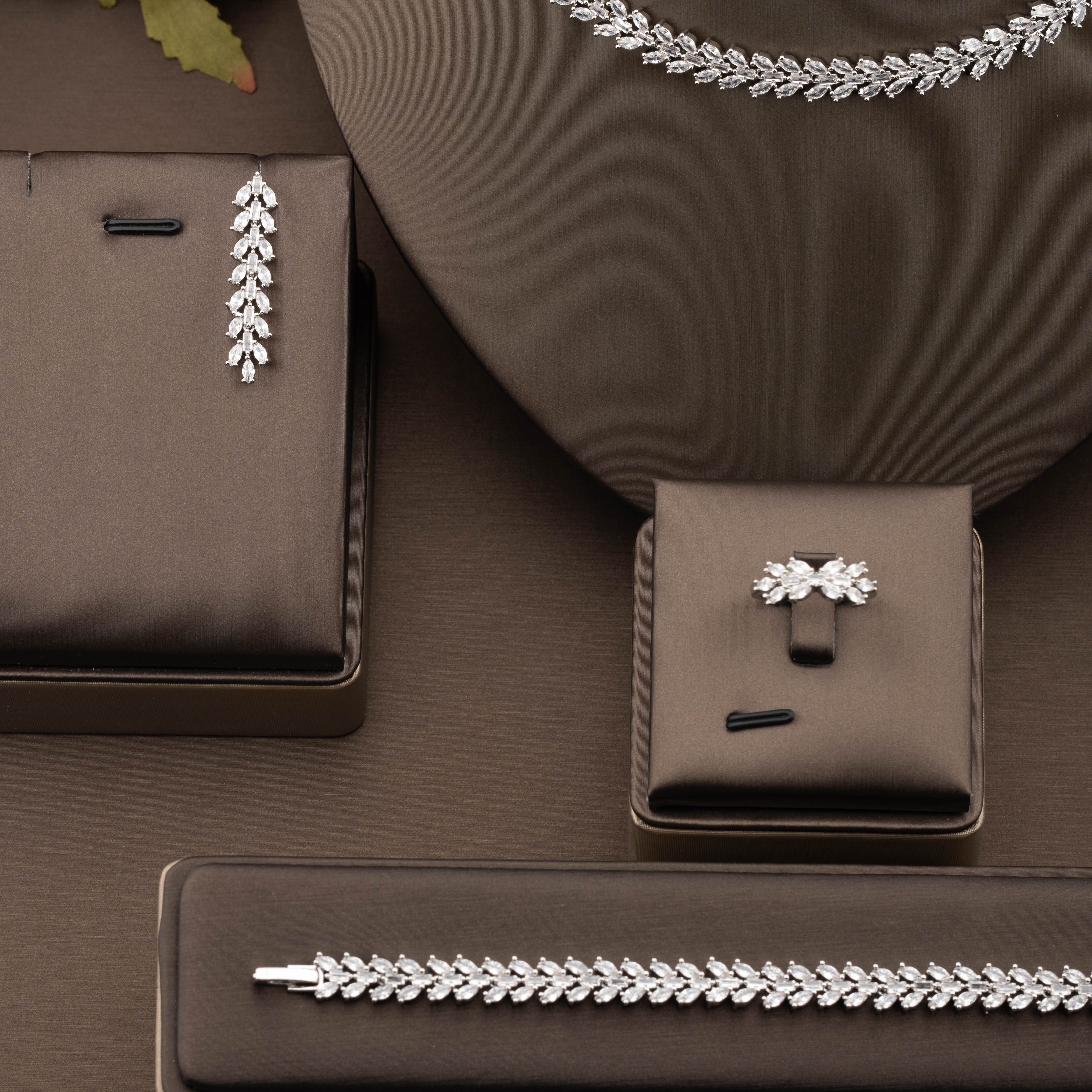 A luxurious jewelry set with sparkling cubic zirconia wheat ears is suitable for ladies to wear at wedding banquets details Picture