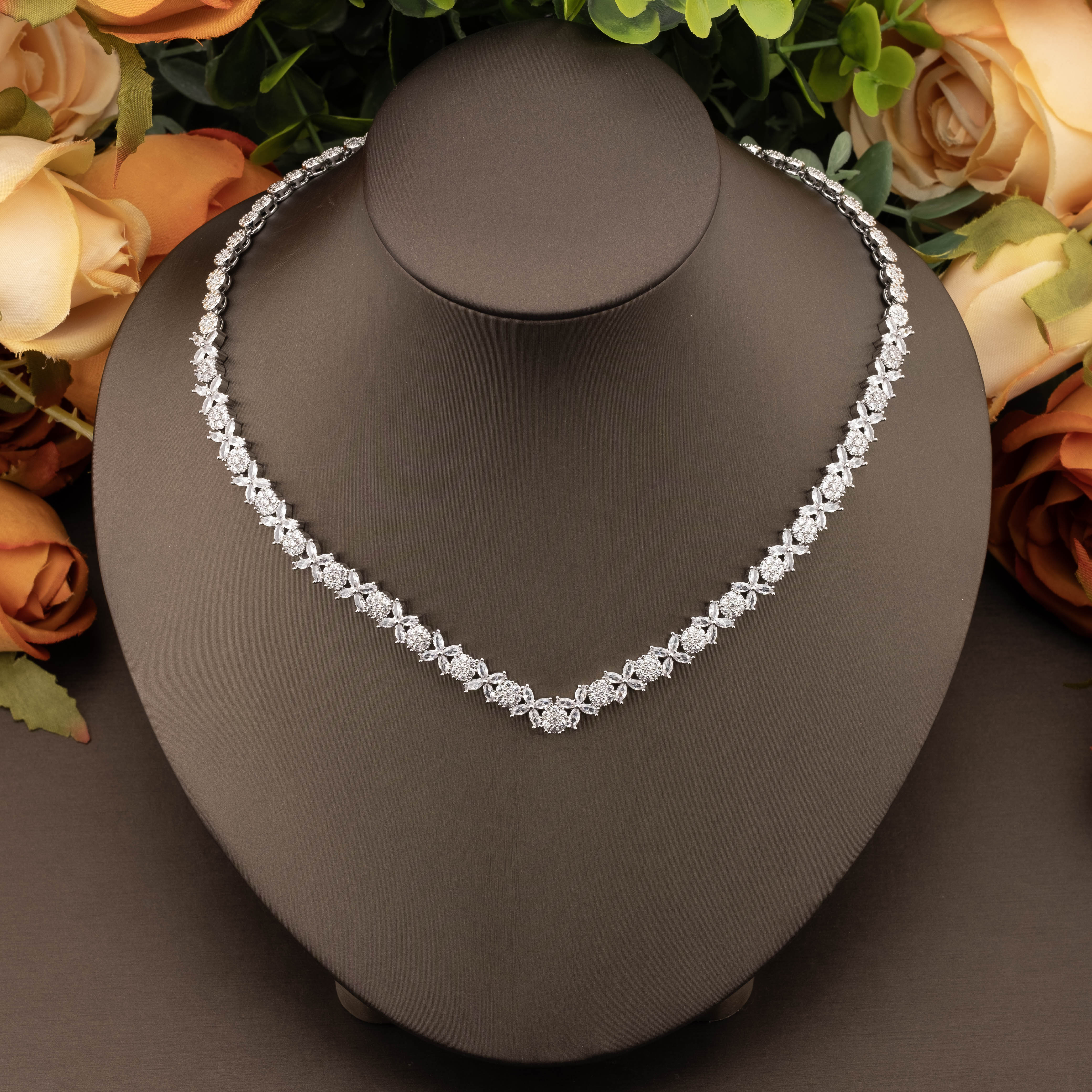 A luxurious and elegant cubic zirconia small four-leaf clover jewelry set is suitable for ladies to wear at their weddings Specification image