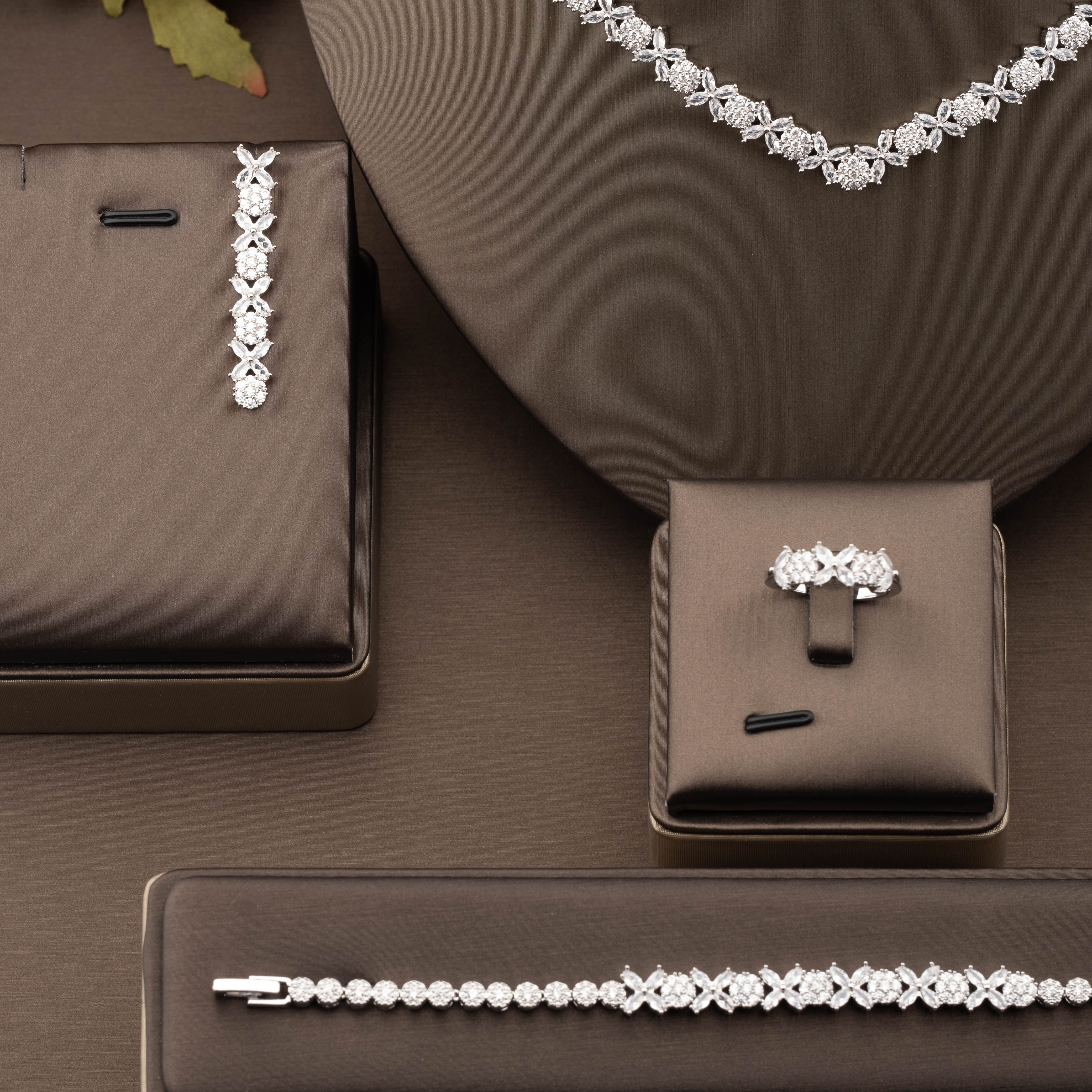 A luxurious and elegant cubic zirconia small four-leaf clover jewelry set is suitable for ladies to wear at their weddings details Picture