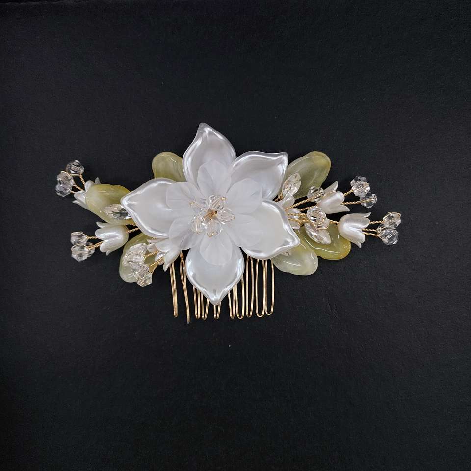 The gentle light yellow and white flower-shaped hair comb, adorned with gilded leaves and small diamonds, is perfect for Hanfu and wedding dresses, making it an exquisite headwear that creates a spring-like atmosphere.