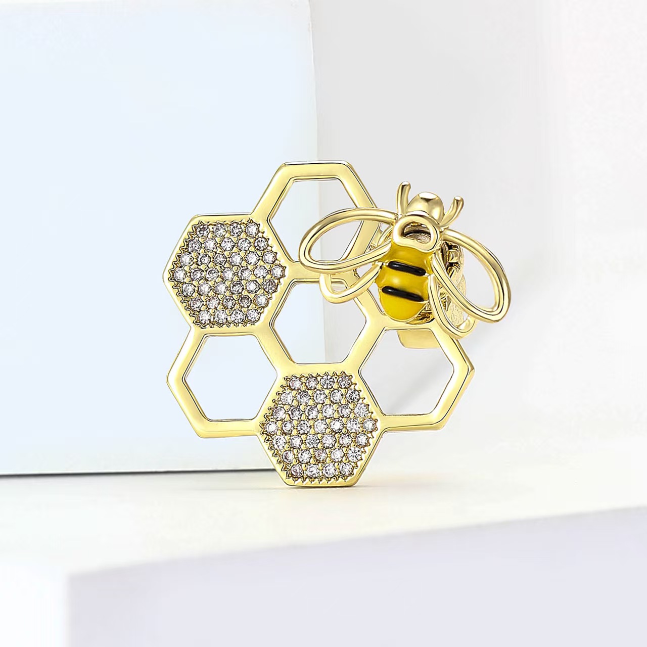 New high-end copper zircon rotating beehive little bee brooch, exquisite and versatile women's clothing brooch accessory pin details Picture