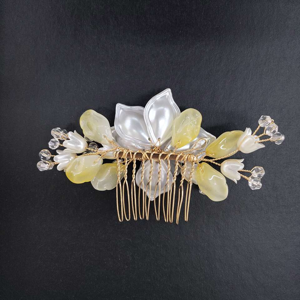 The gentle light yellow and white flower-shaped hair comb, adorned with gilded leaves and small diamonds, is perfect for Hanfu and wedding dresses, making it an exquisite headwear that creates a spring-like atmosphere. details Picture