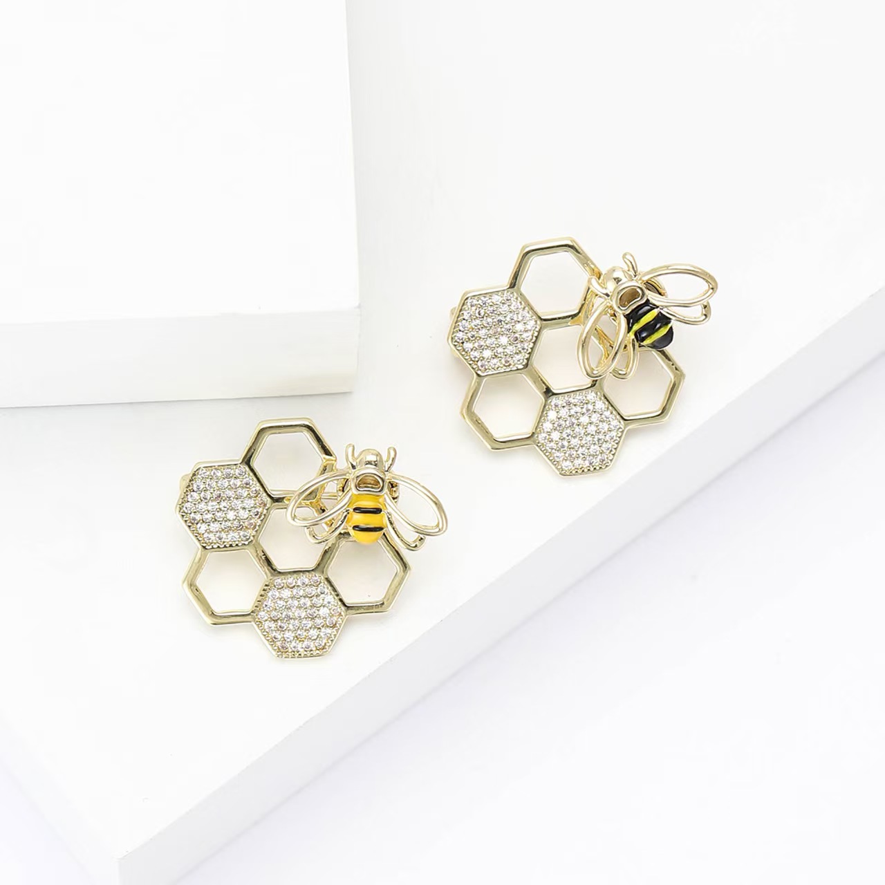 New high-end copper zircon rotating beehive little bee brooch, exquisite and versatile women's clothing brooch accessory pin