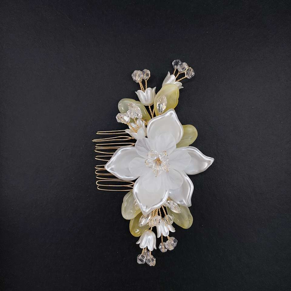 The gentle light yellow and white flower-shaped hair comb, adorned with gilded leaves and small diamonds, is perfect for Hanfu and wedding dresses, making it an exquisite headwear that creates a spring-like atmosphere. Specification image