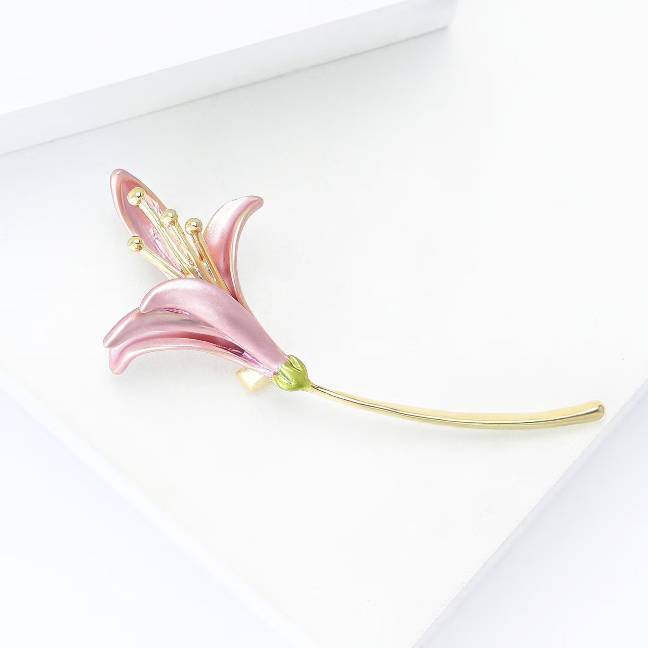 High-end and exquisite Korean-style copper lily brooch, fashionable and elegant, simple lady's suit dress brooch accessory pin Item Picture