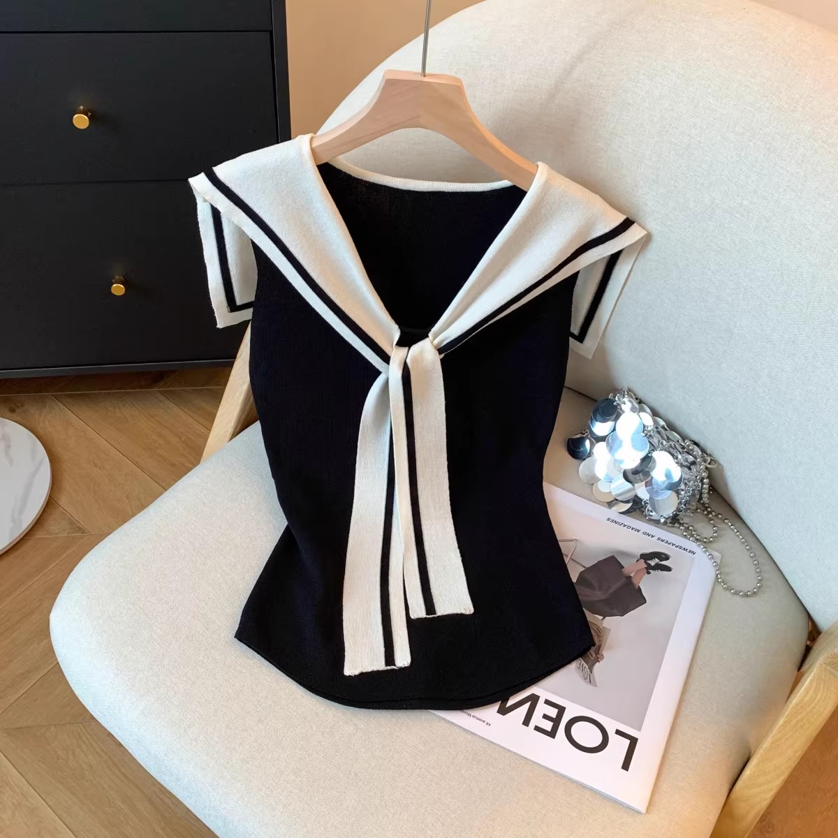 College-style navy collar contrasting color knitted unique sleeveless vest for women, a perfect summer slimming and form-fitting cropped top Application Scenario