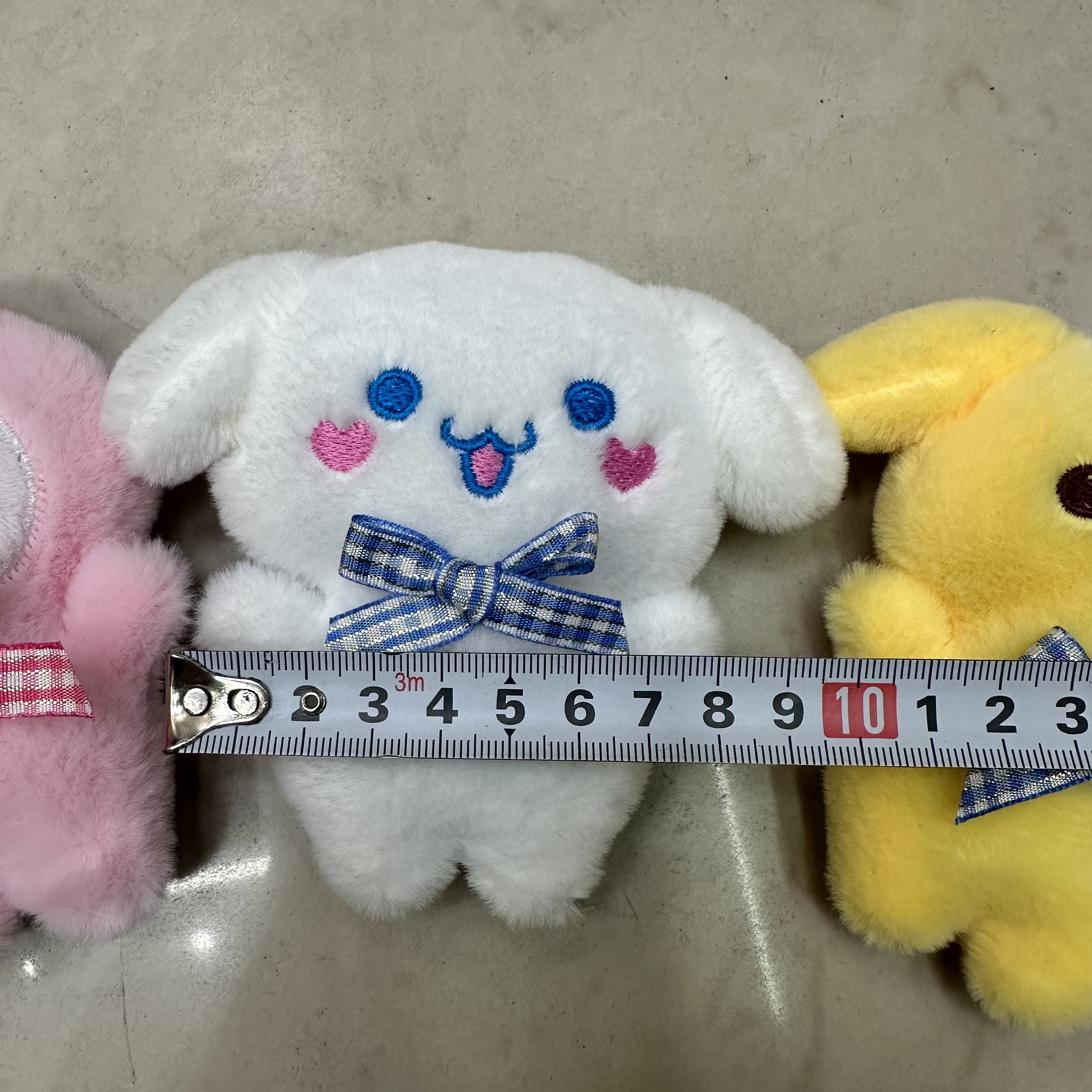 Sanrio bow tie style plush toys, souvenirs, dolls, cartoon accessories, pendants, plush figurines, keychains, cloth dolls, cute decorations, gifts, claw machine factory direct sales Application Scenario
