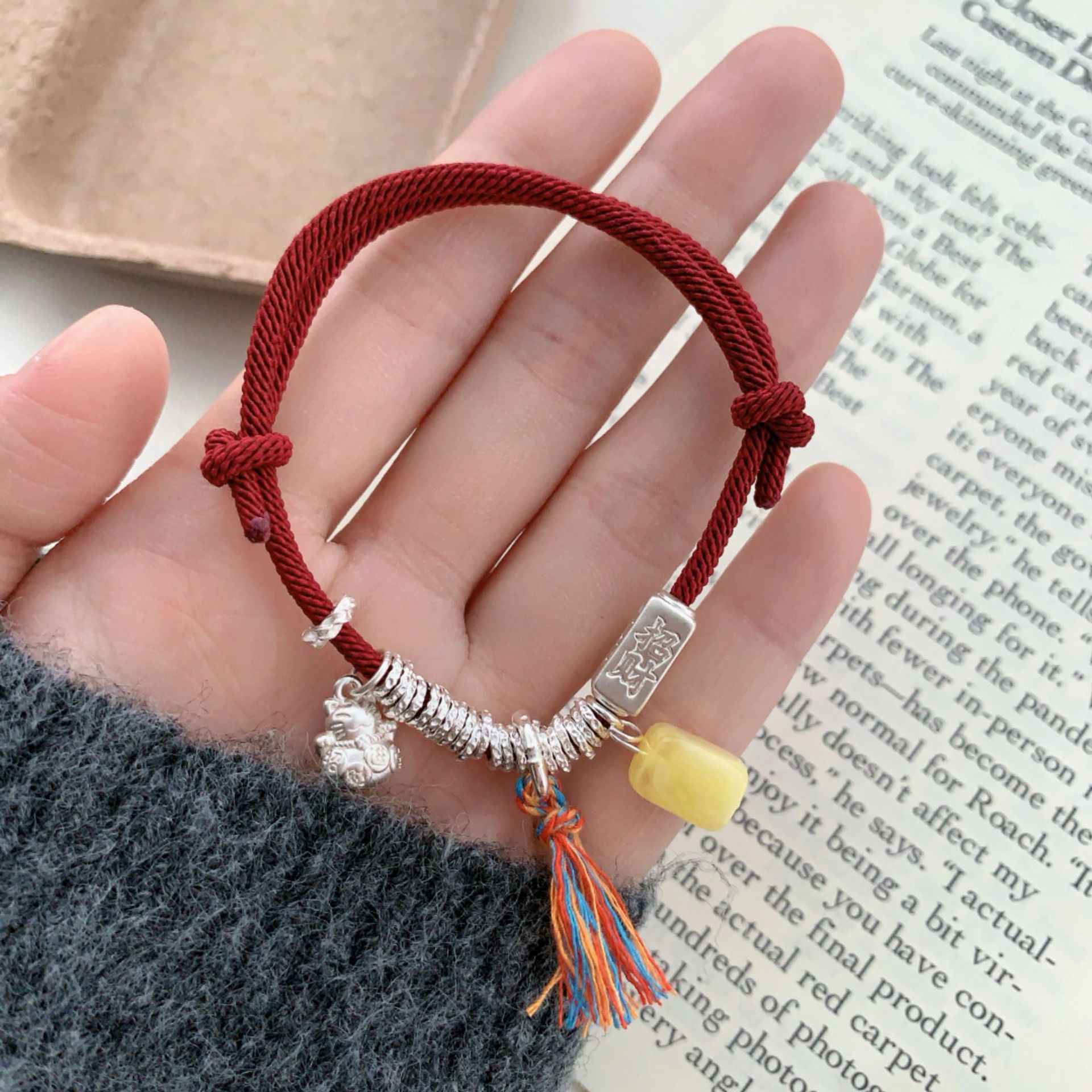 A 1.2 red string Maneki Neko bracelet for women, 999 pure silver amber bracelet for women to attract wealth and good fortune. A simple and elegant starfish smiling face pendant beaded bracelet. A light luxury and exquisite accessory for best friends in their zodiac year Application Scenario
