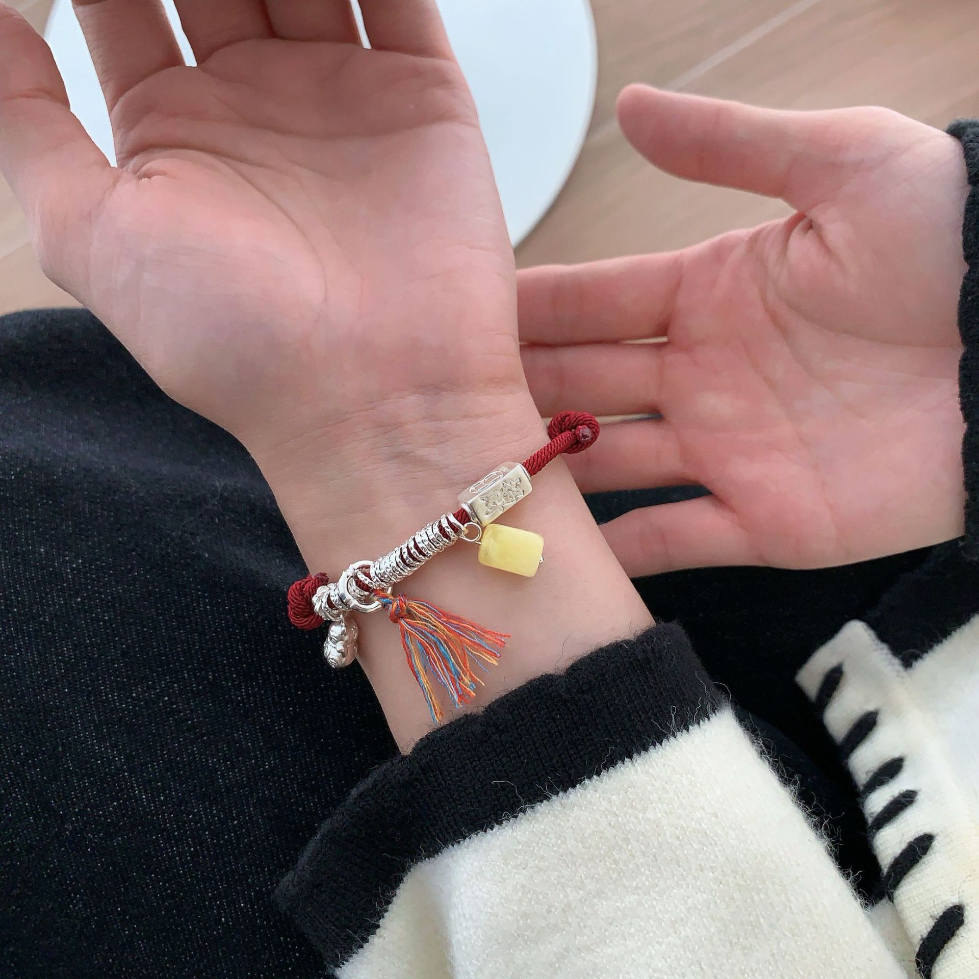 A 1.2 red string Maneki Neko bracelet for women, 999 pure silver amber bracelet for women to attract wealth and good fortune. A simple and elegant starfish smiling face pendant beaded bracelet. A light luxury and exquisite accessory for best friends in their zodiac year Item Picture