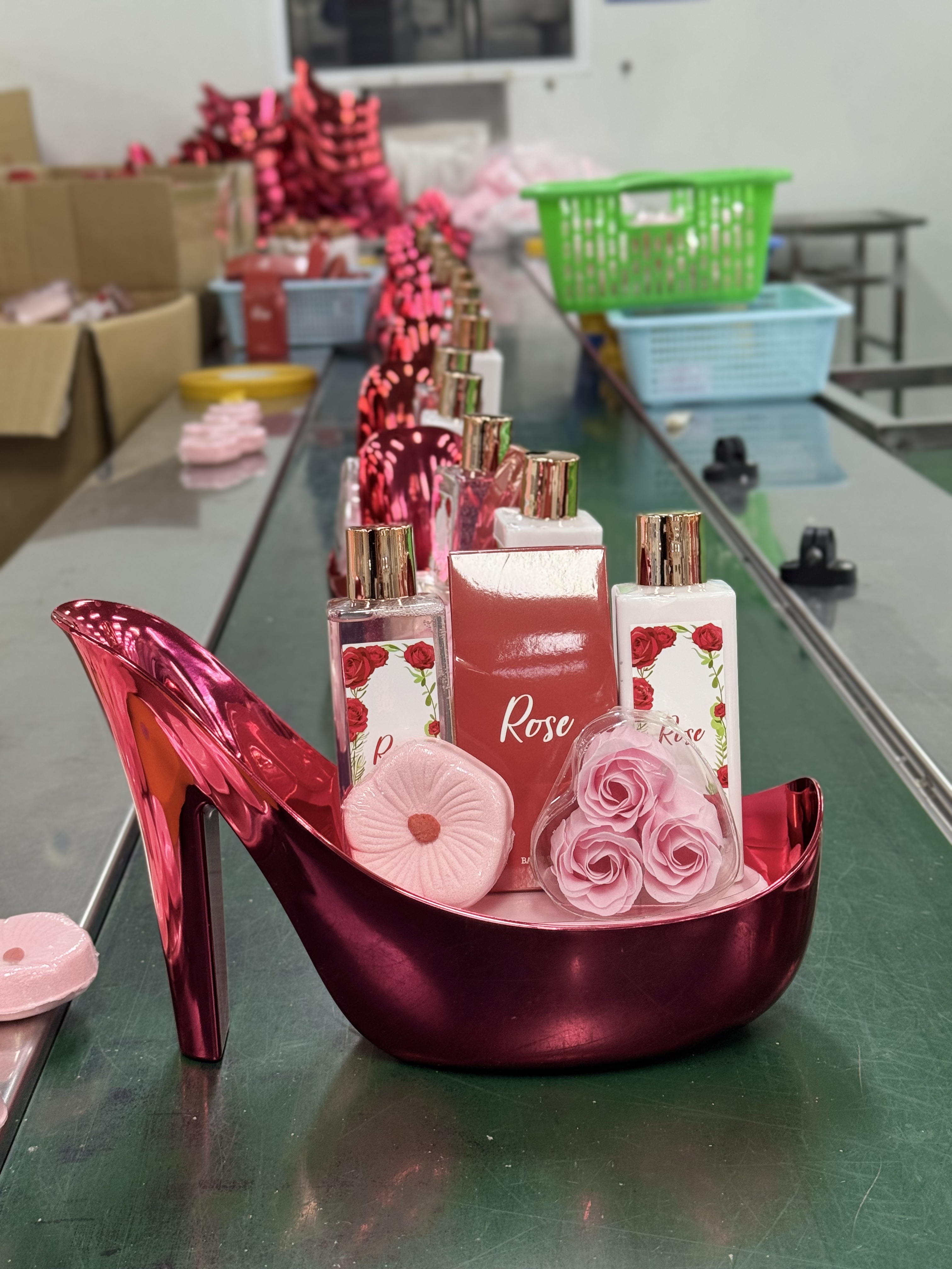 Rose-themed bath set, high-heeled shoe shaped gift box, souvenir, luxurious bath gift box, body lotion, body wash, bath salt, spa gift box Specification image