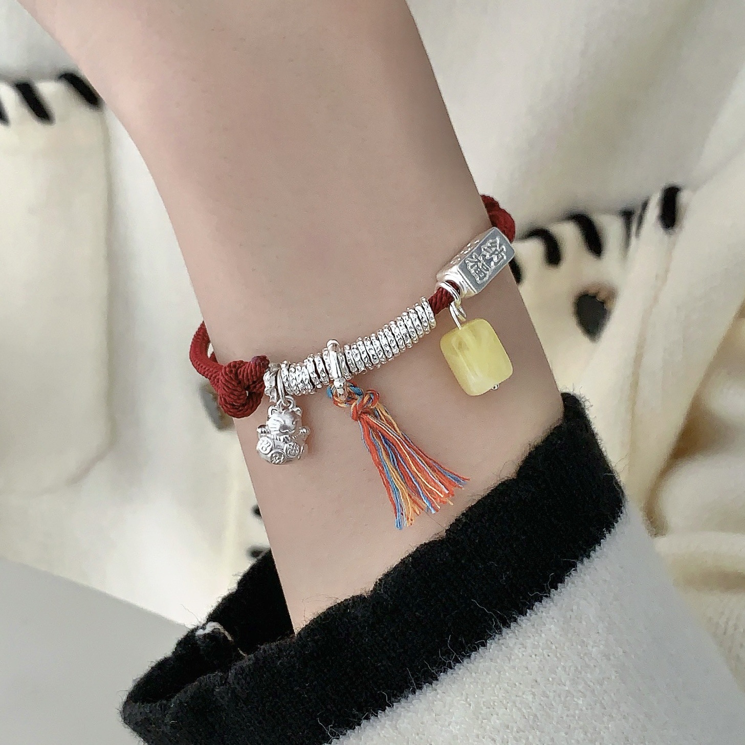 A 1.2 red string Maneki Neko bracelet for women, 999 pure silver amber bracelet for women to attract wealth and good fortune. A simple and elegant starfish smiling face pendant beaded bracelet. A light luxury and exquisite accessory for best friends in their zodiac year