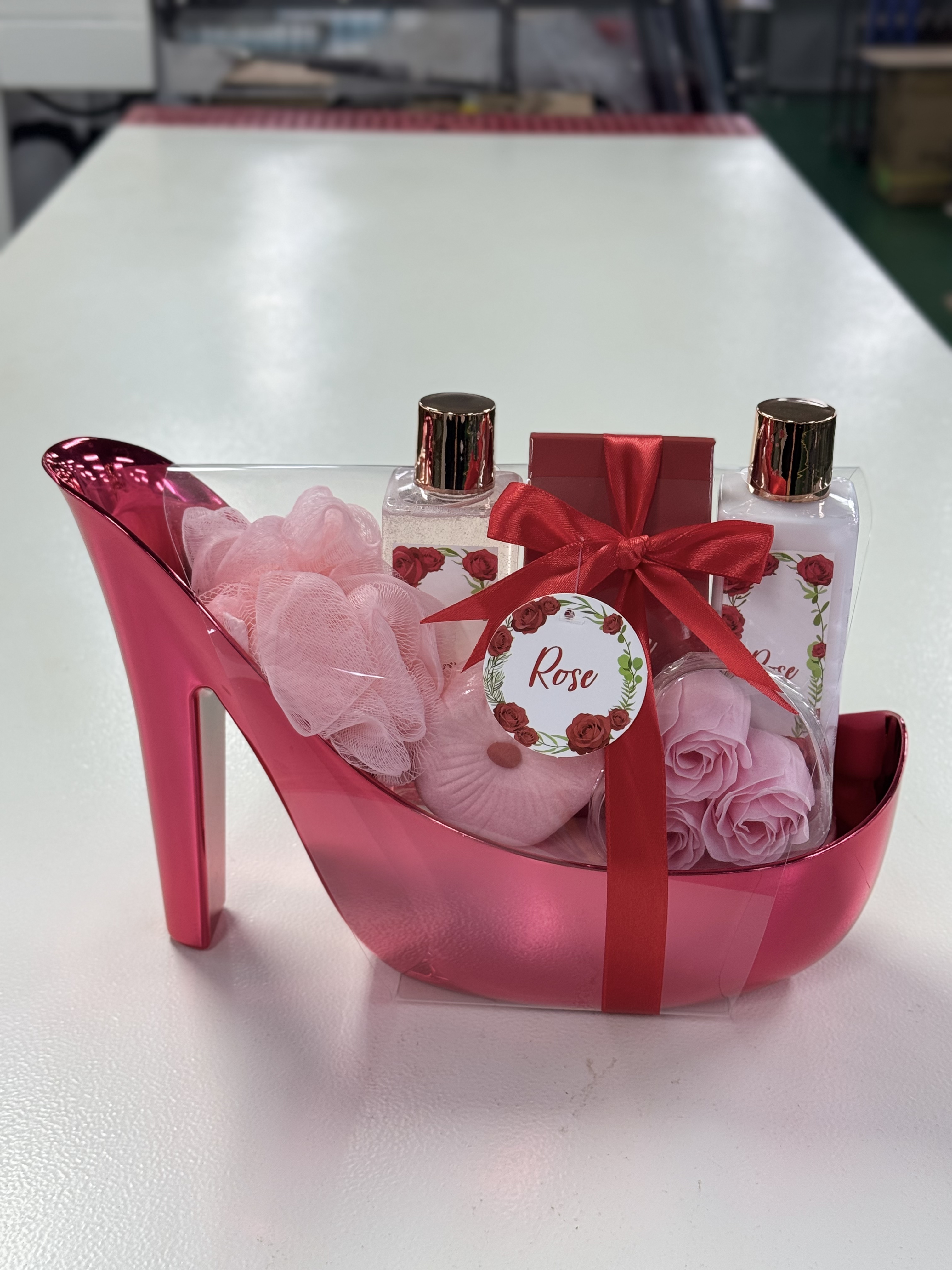 Rose-themed bath set, high-heeled shoe shaped gift box, souvenir, luxurious bath gift box, body lotion, body wash, bath salt, spa gift box