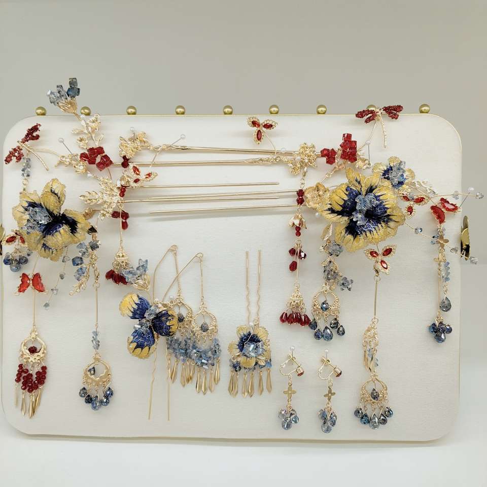 金红蓝撞色蝴蝶花朵发饰，重工流苏超仙，中式新娘秀禾造型氛围感拉满，手工精致上镜超美。