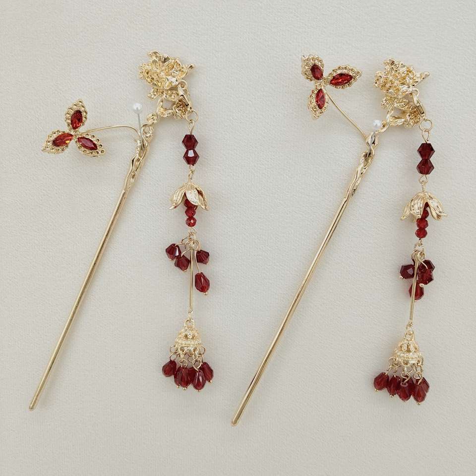 The gold, red and blue contrasting butterfly flower hair accessory, the heavy tassels are extremely ethereal, the Chinese-style bride Xiuhe look is full of atmosphere, and the exquisite craftsmanship makes it look super beautiful on camera. Specification image