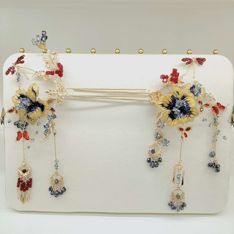 The gold, red and blue contrasting butterfly flower hair accessory, the heavy tassels are extremely ethereal, the Chinese-style bride Xiuhe look is full of atmosphere, and the exquisite craftsmanship makes it look super beautiful on camera. details Picture