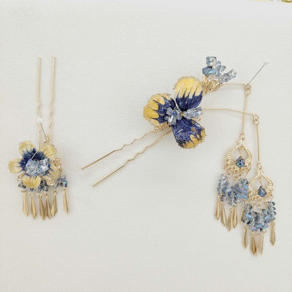 The gold, red and blue contrasting butterfly flower hair accessory, the heavy tassels are extremely ethereal, the Chinese-style bride Xiuhe look is full of atmosphere, and the exquisite craftsmanship makes it look super beautiful on camera. Item Picture