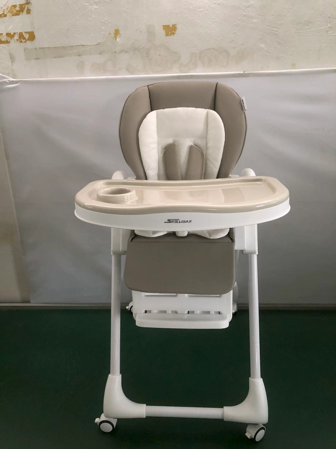 The children's high chair is adjustable in height and can be used for sitting or lying down. Double bowls.