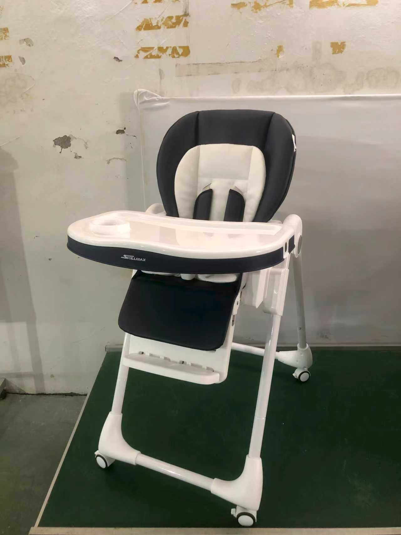 The children's high chair is adjustable in height and can be used for sitting or lying down. Double bowls. details Picture