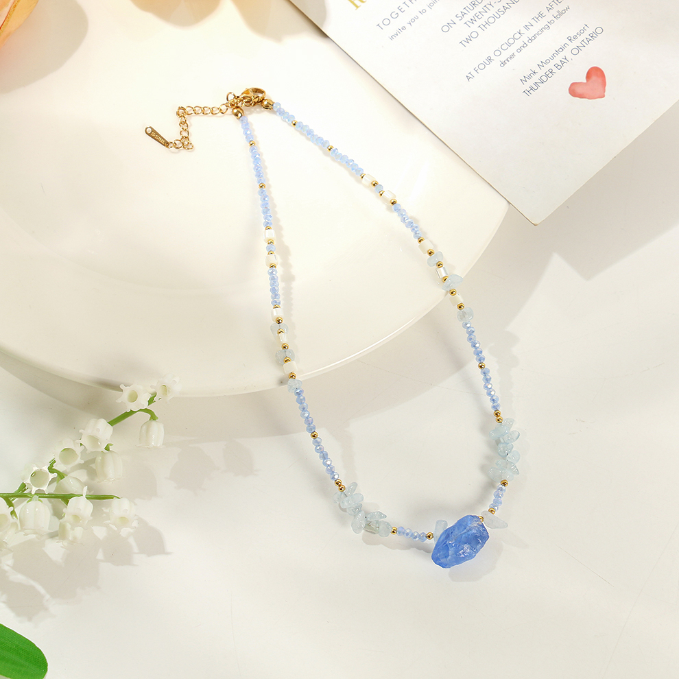 Yunyi Shijia's irregular-shaped natural stone beaded necklace is a light luxury and niche design for women, featuring a natural stone collarbone chain and neck Application Scenario