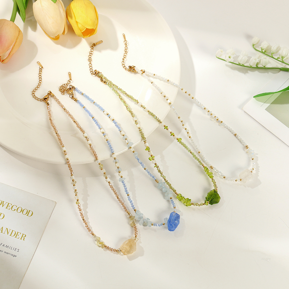 Yunyi Shijia's irregular-shaped natural stone beaded necklace is a light luxury and niche design for women, featuring a natural stone collarbone chain and neck