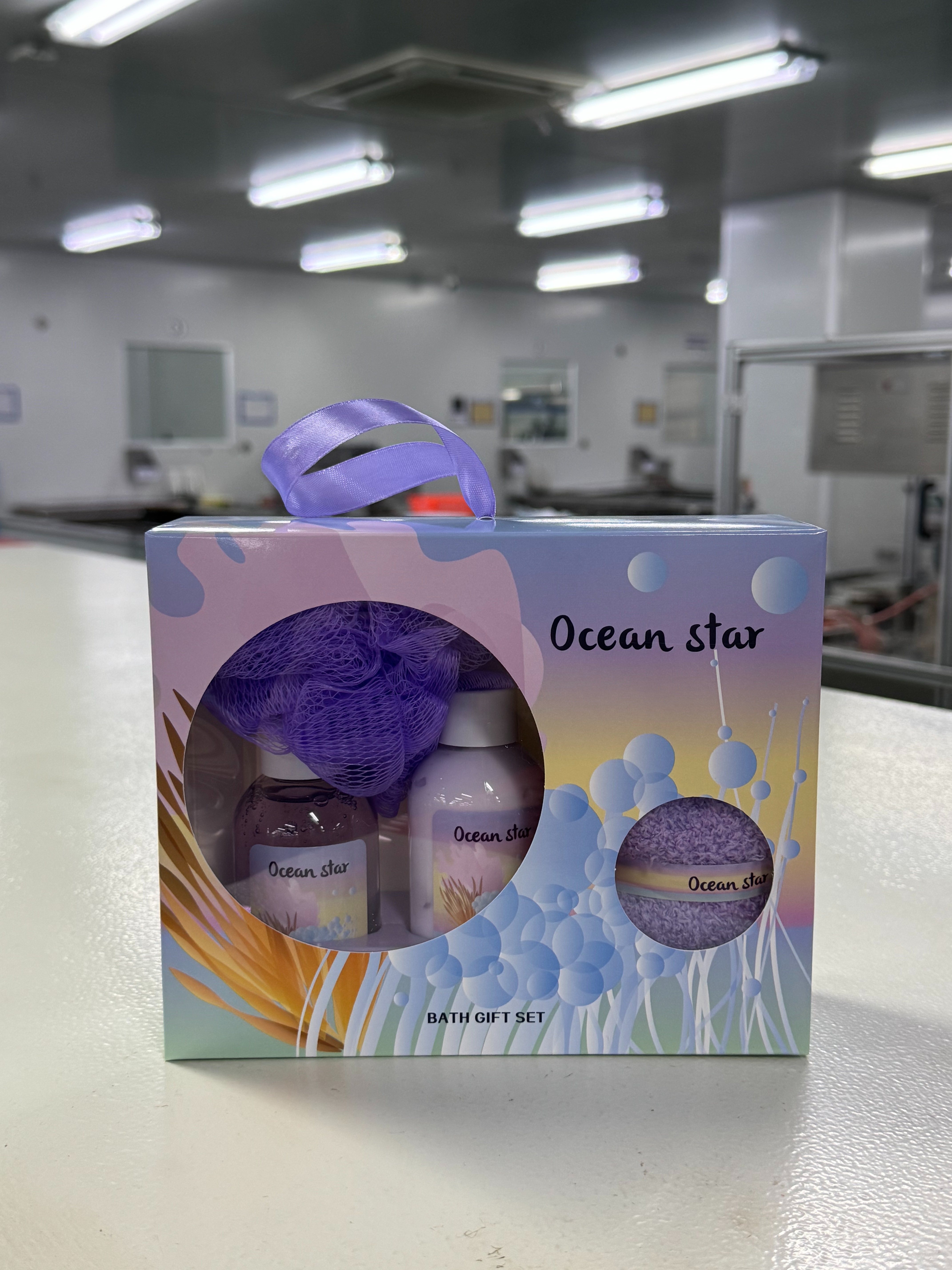 Ocean Star 3-piece Set Bath and Body Care Gift Box includes 100ml body wash, 100ml body lotion and purple mesh bath ball. Women's SPA set can be customized by brand details Picture