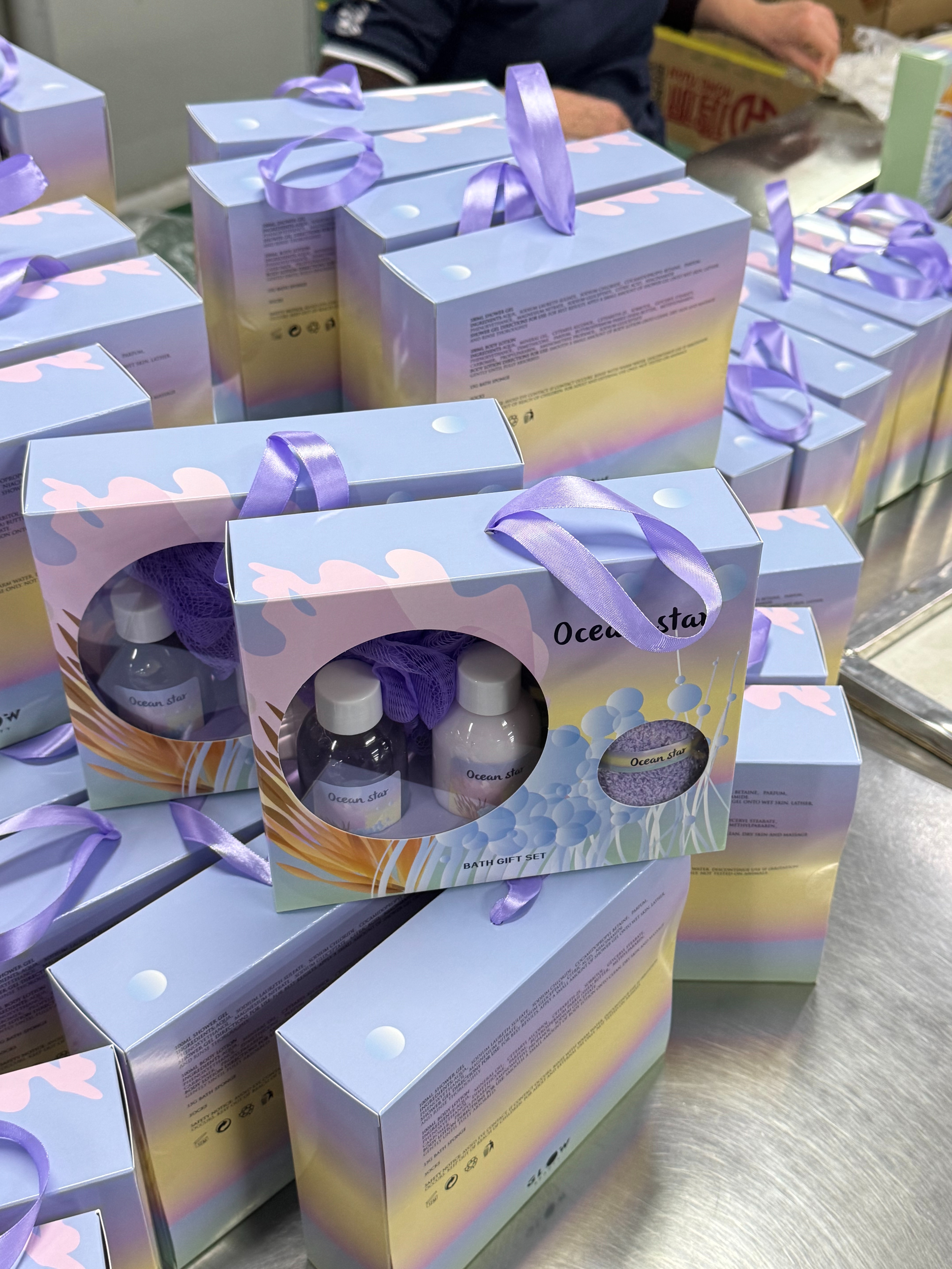 Ocean Star 3-piece Set Bath and Body Care Gift Box includes 100ml body wash, 100ml body lotion and purple mesh bath ball. Women's SPA set can be customized by brand Specification image