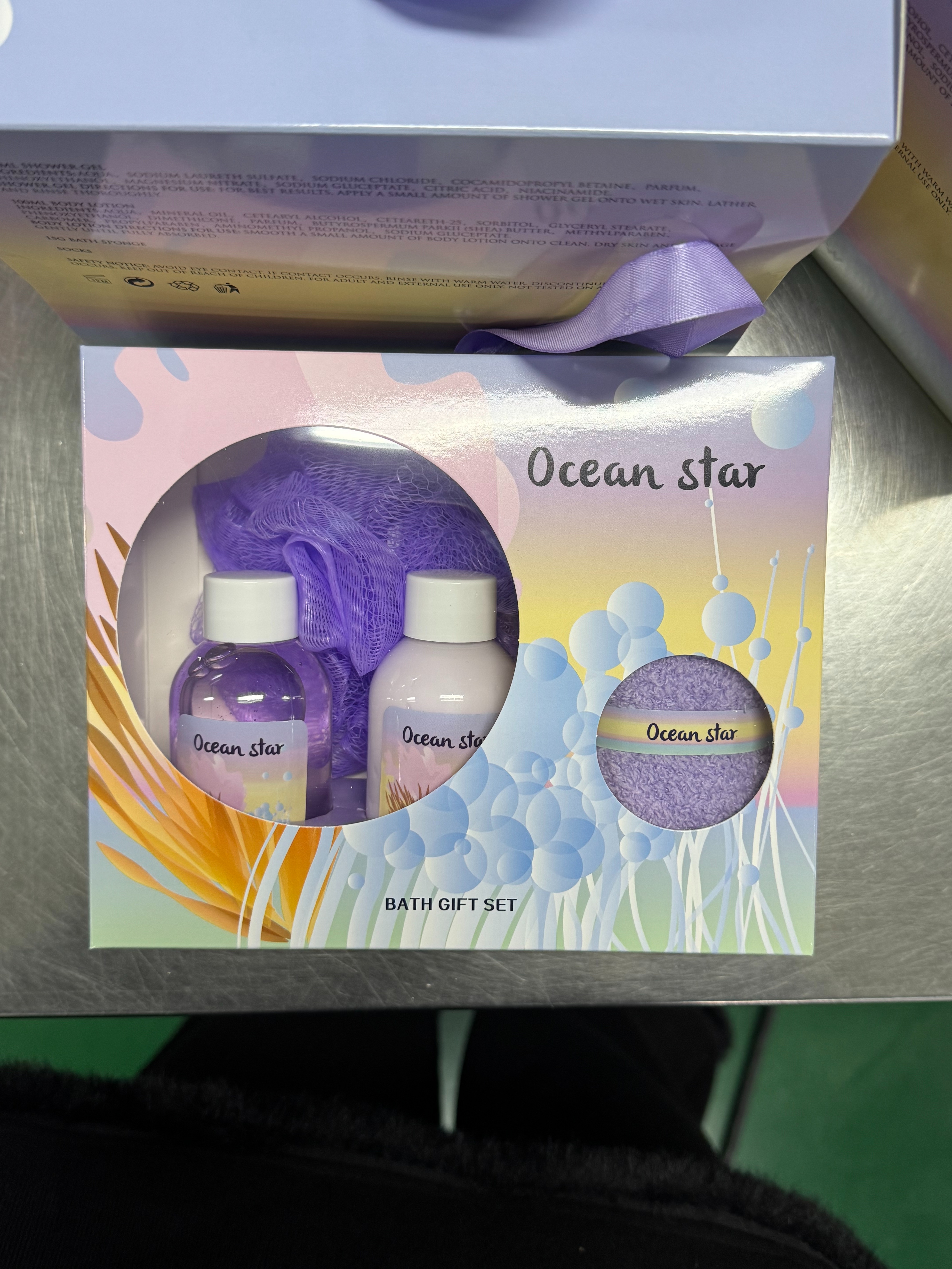 Ocean Star 3-piece Set Bath and Body Care Gift Box includes 100ml body wash, 100ml body lotion and purple mesh bath ball. Women's SPA set can be customized by brand